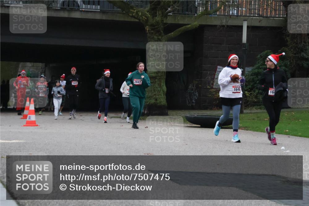 08.12.2024 - St. Pauli X-Mass-Run No. 14 Strokosch-Dieckow http://msf.ph/oto/7507475 08.12.2024 09:45:21 Laufen 1610, 1643, 337, 2847, 1646, 16 meine-sportfotos.de