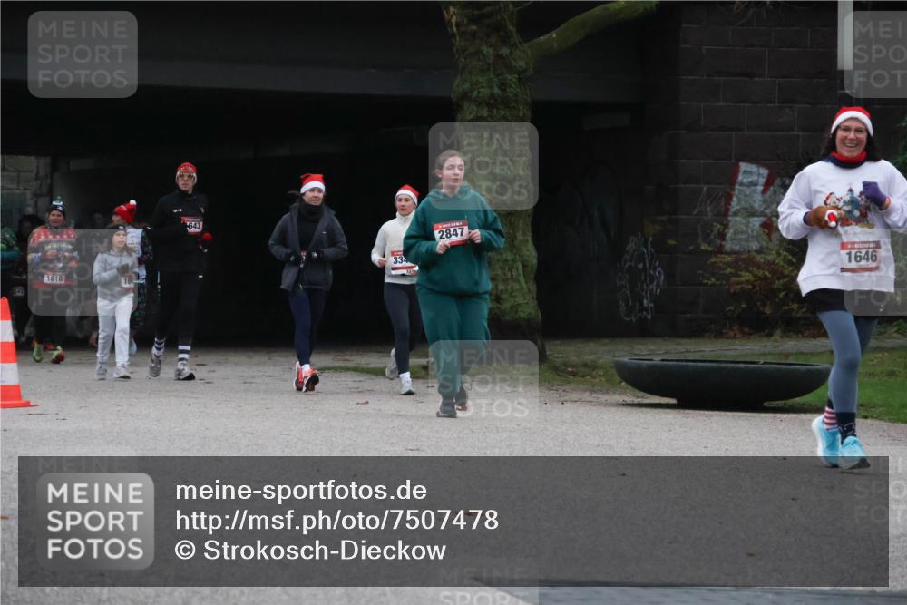 08.12.2024 - St. Pauli X-Mass-Run No. 14 Strokosch-Dieckow http://msf.ph/oto/7507478 08.12.2024 09:45:22 Laufen 1610, 643, 334, 2847, 1646 meine-sportfotos.de