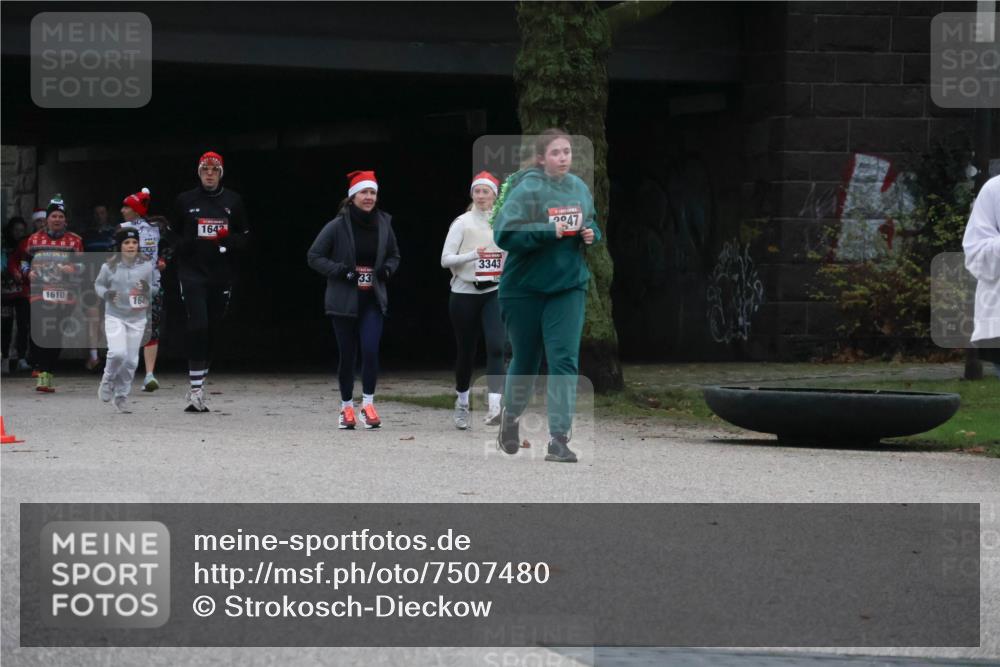 08.12.2024 - St. Pauli X-Mass-Run No. 14 Strokosch-Dieckow http://msf.ph/oto/7507480 08.12.2024 09:45:22 Laufen 1610, 164, 1642, 33, 3343, 33, 947 meine-sportfotos.de