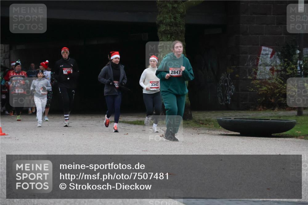 08.12.2024 - St. Pauli X-Mass-Run No. 14 Strokosch-Dieckow http://msf.ph/oto/7507481 08.12.2024 09:45:22 Laufen 342, 1610, 163, 337, 3343, 3343, 2847 meine-sportfotos.de