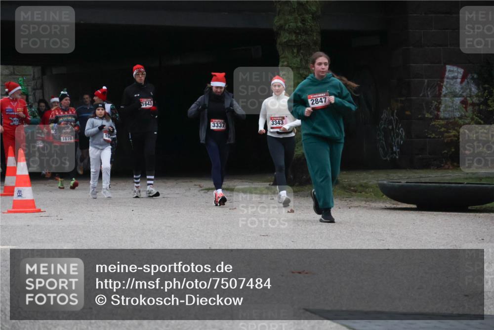 08.12.2024 - St. Pauli X-Mass-Run No. 14 Strokosch-Dieckow http://msf.ph/oto/7507484 08.12.2024 09:45:22 Laufen 342, 1610, 16, 1643, 3337, 3343, 2847 meine-sportfotos.de