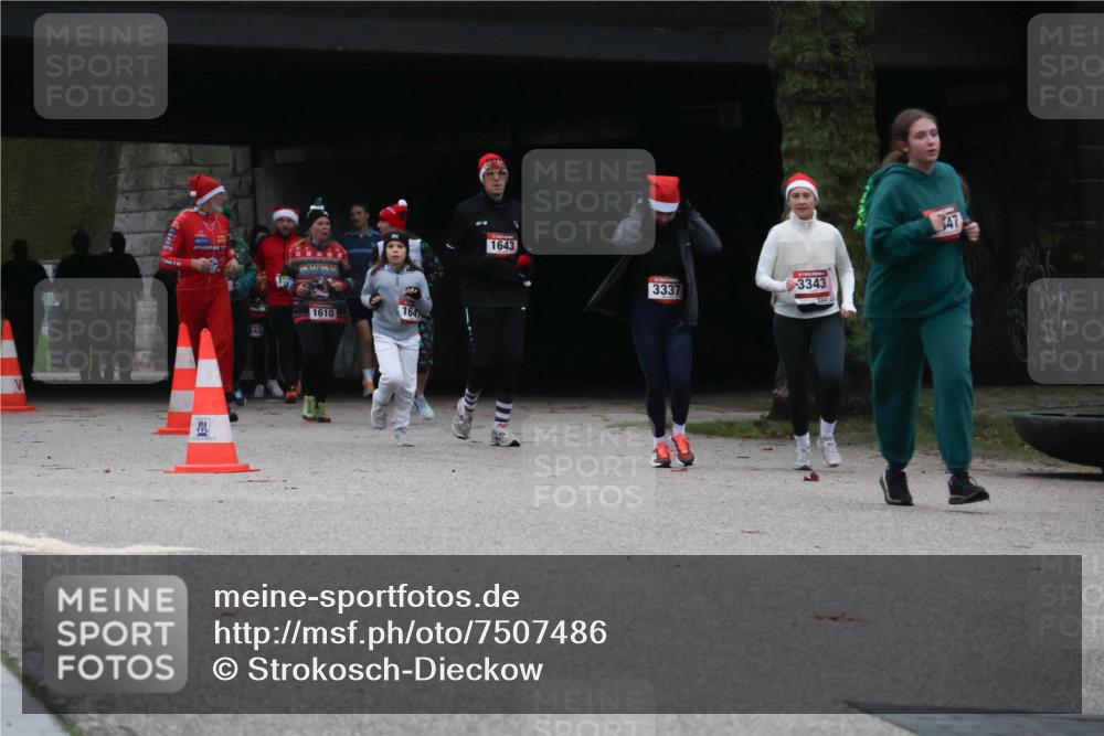 08.12.2024 - St. Pauli X-Mass-Run No. 14 Strokosch-Dieckow http://msf.ph/oto/7507486 08.12.2024 09:45:23 Laufen 1610, 164, 1643, 3337, 3343, 3341, 347 meine-sportfotos.de