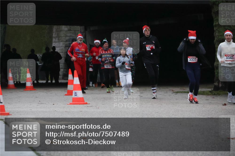 08.12.2024 - St. Pauli X-Mass-Run No. 14 Strokosch-Dieckow http://msf.ph/oto/7507489 08.12.2024 09:45:23 Laufen 335, 1610, 164, 16, 3337, 3343, 3343 meine-sportfotos.de