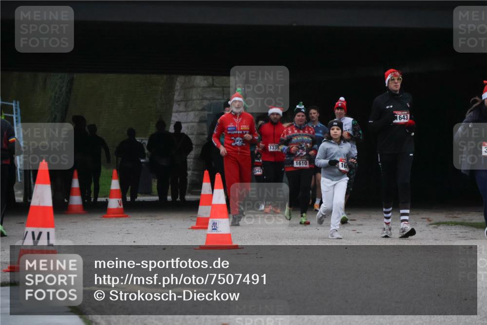 08.12.2024 - St. Pauli X-Mass-Run No. 14 Strokosch-Dieckow http://msf.ph/oto/7507491 08.12.2024 09:45:23 Laufen 342, 1335, 1610, 164, 1643 meine-sportfotos.de