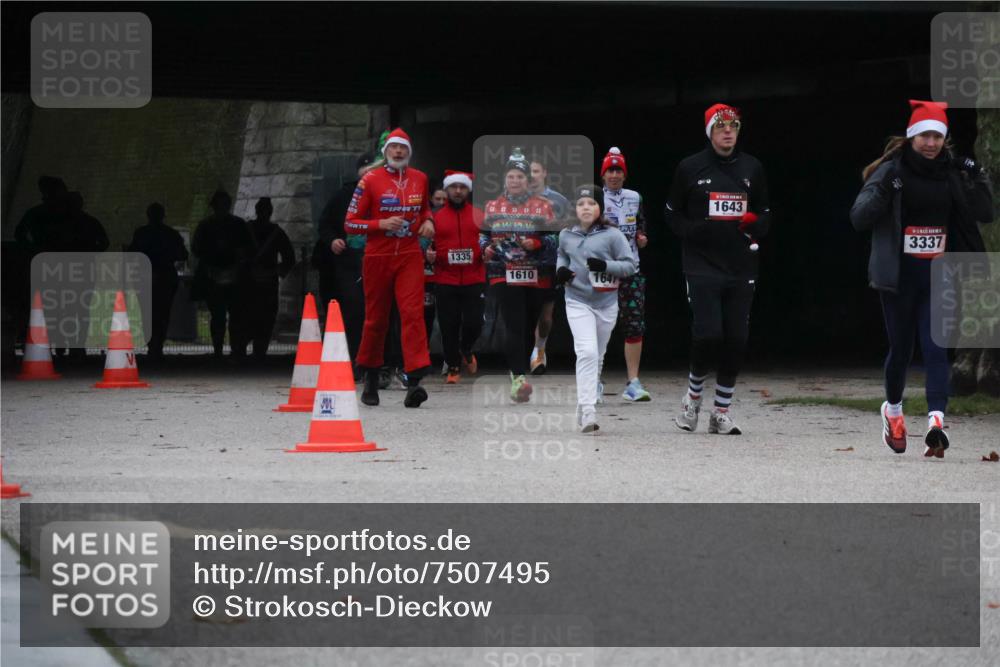 08.12.2024 - St. Pauli X-Mass-Run No. 14 Strokosch-Dieckow http://msf.ph/oto/7507495 08.12.2024 09:45:23 Laufen 1335, 1610, 1647, 1643, 3337 meine-sportfotos.de