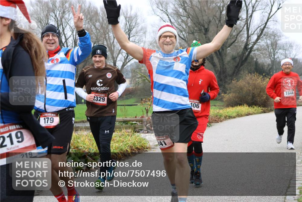08.12.2024 - St. Pauli X-Mass-Run No. 14 Strokosch-Dieckow http://msf.ph/oto/7507496 08.12.2024 10:51:43 Laufen 219, 219, 14, 179, 2329, 14, 41, 4, 106, 1644 meine-sportfotos.de