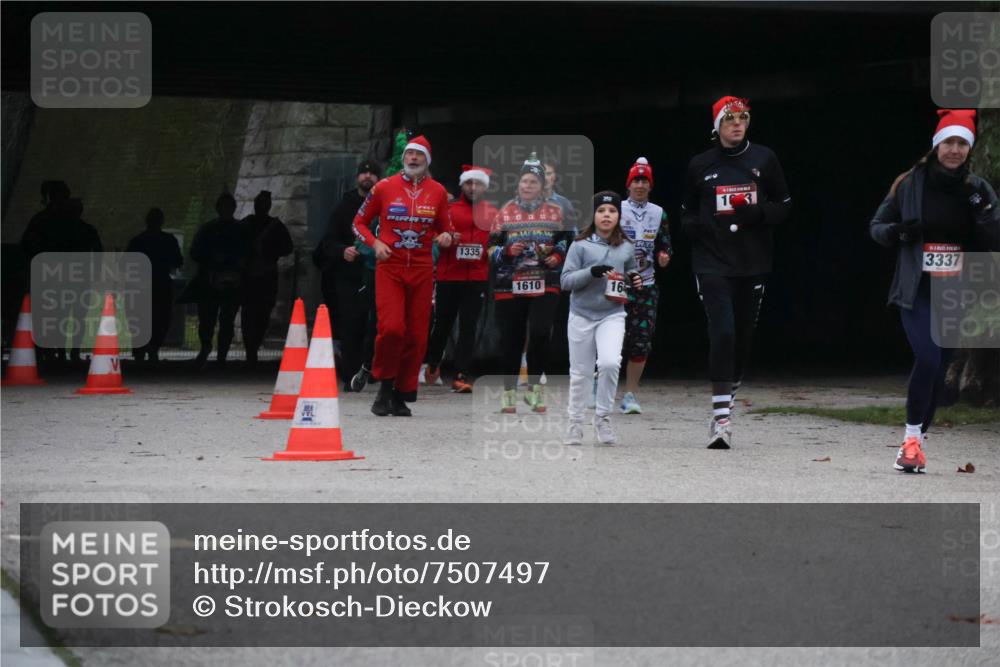08.12.2024 - St. Pauli X-Mass-Run No. 14 Strokosch-Dieckow http://msf.ph/oto/7507497 08.12.2024 09:45:24 Laufen 1335, 1610, 16, 3, 3337 meine-sportfotos.de