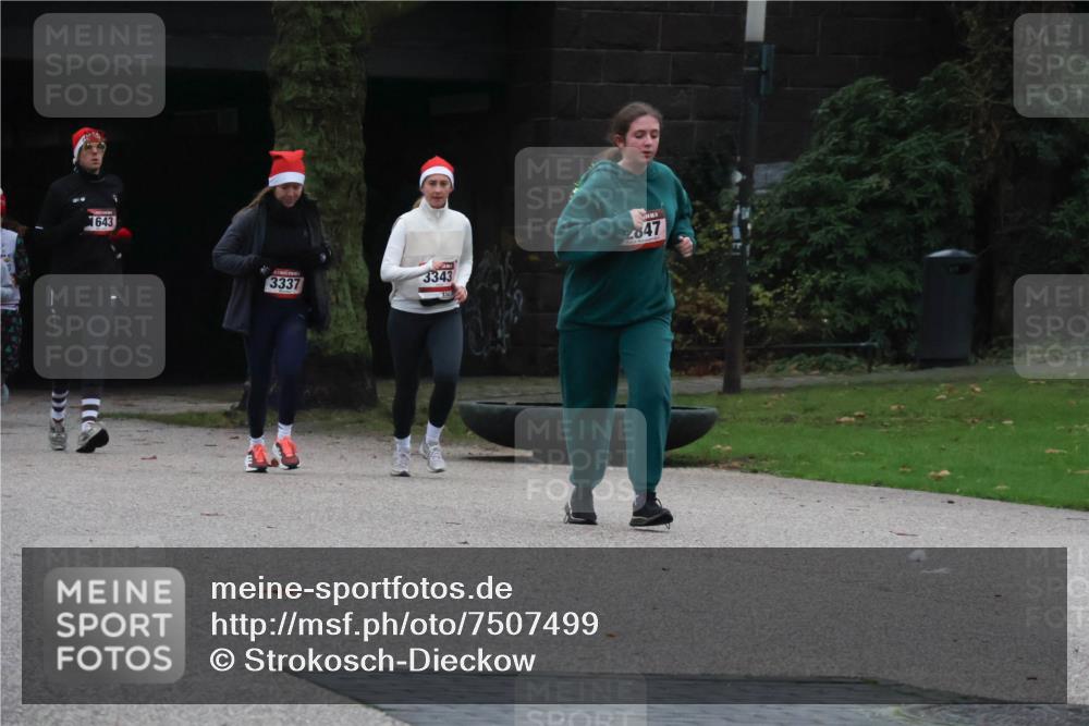 08.12.2024 - St. Pauli X-Mass-Run No. 14 Strokosch-Dieckow http://msf.ph/oto/7507499 08.12.2024 09:45:24 Laufen 1643, 3337, 3343, 2847 meine-sportfotos.de