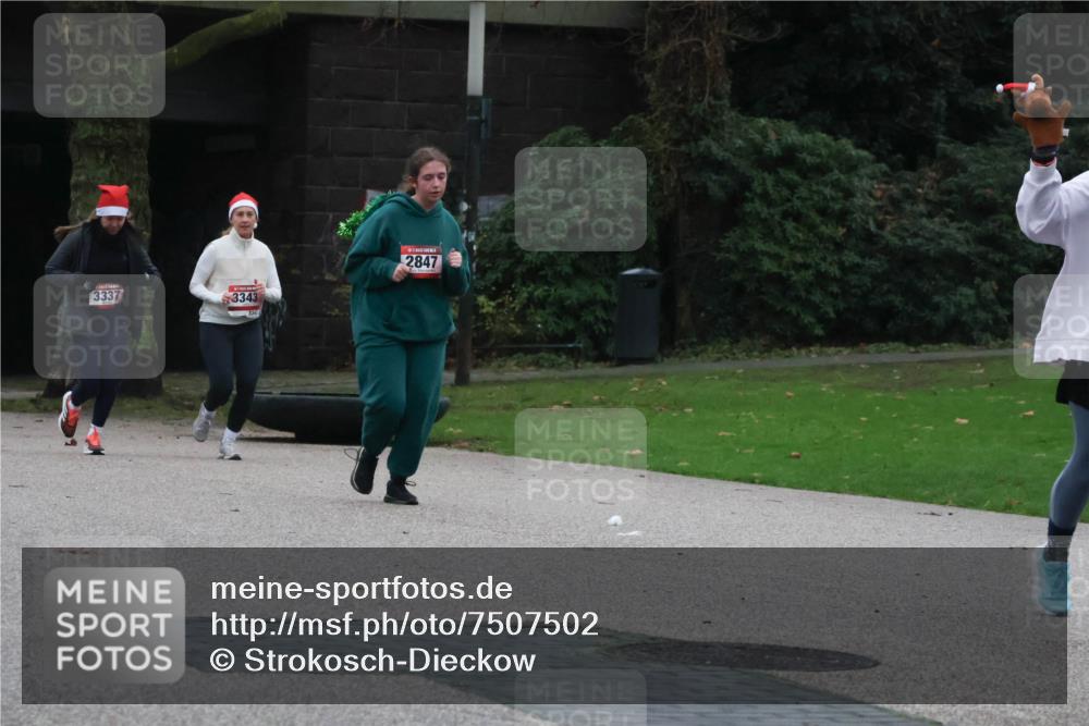 08.12.2024 - St. Pauli X-Mass-Run No. 14 Strokosch-Dieckow http://msf.ph/oto/7507502 08.12.2024 09:45:24 Laufen 3337, 3343, 2847 meine-sportfotos.de