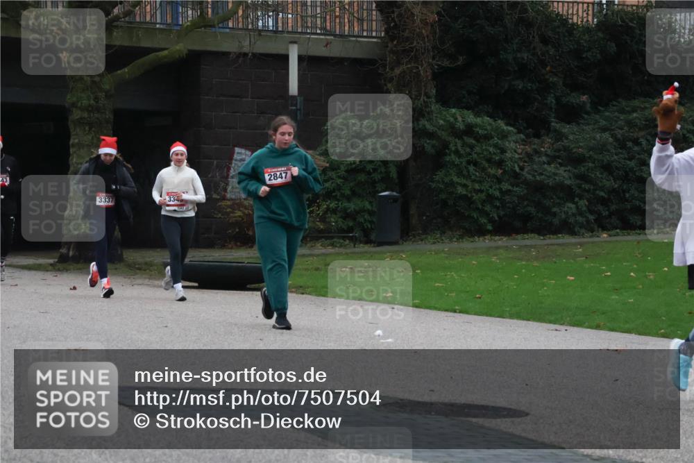 08.12.2024 - St. Pauli X-Mass-Run No. 14 Strokosch-Dieckow http://msf.ph/oto/7507504 08.12.2024 09:45:24 Laufen 3337, 334, 2847 meine-sportfotos.de