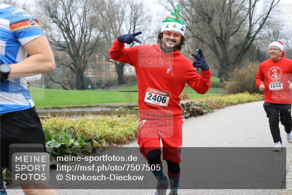08.12.2024 - St. Pauli X-Mass-Run No. 14 Strokosch-Dieckow http://msf.ph/oto/7507505 08.12.2024 10:51:45 Laufen 4017, 14, 2406, 1644 meine-sportfotos.de