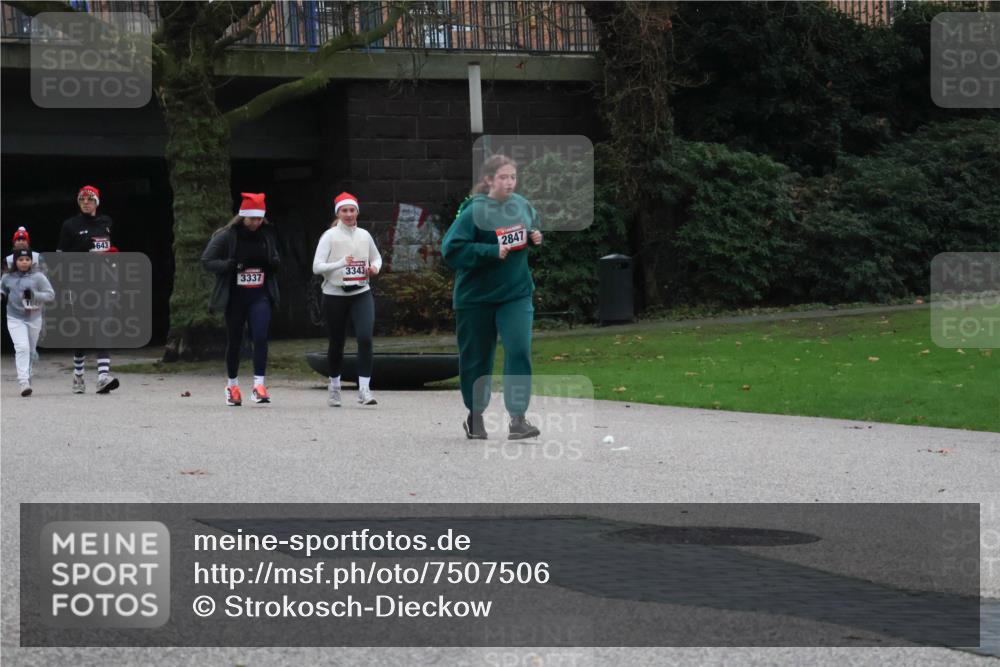 08.12.2024 - St. Pauli X-Mass-Run No. 14 Strokosch-Dieckow http://msf.ph/oto/7507506 08.12.2024 09:45:25 Laufen 643, 3337, 3343, 2847 meine-sportfotos.de