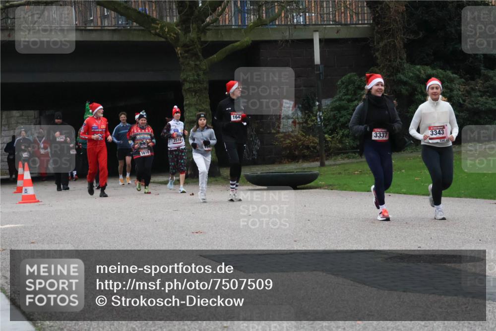 08.12.2024 - St. Pauli X-Mass-Run No. 14 Strokosch-Dieckow http://msf.ph/oto/7507509 08.12.2024 09:45:27 Laufen 1346, 1062, 1610, 2516, 1643, 3337, 3343, 3343 meine-sportfotos.de