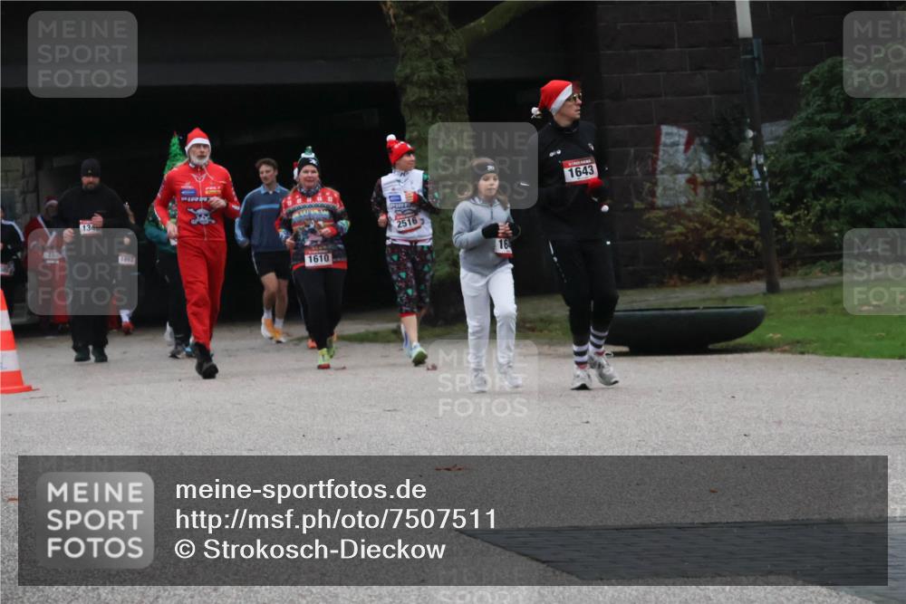 08.12.2024 - St. Pauli X-Mass-Run No. 14 Strokosch-Dieckow http://msf.ph/oto/7507511 08.12.2024 09:45:28 Laufen 134, 1862, 1610, 2516, 16, 1643 meine-sportfotos.de