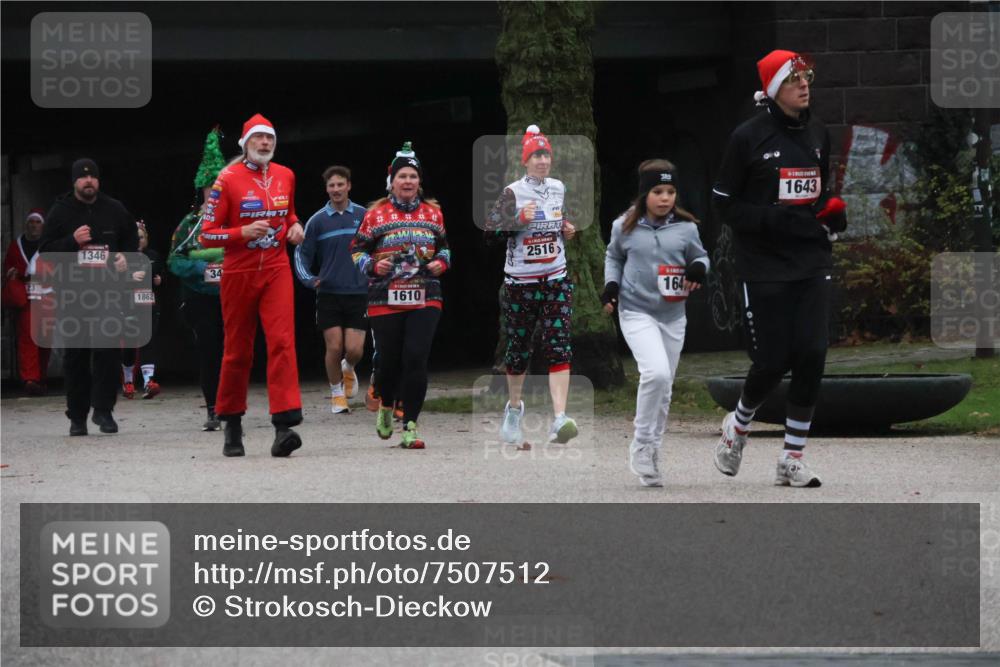 08.12.2024 - St. Pauli X-Mass-Run No. 14 Strokosch-Dieckow http://msf.ph/oto/7507512 08.12.2024 09:45:28 Laufen 23, 1346, 1862, 34, 1610, 2516, 164, 1643 meine-sportfotos.de