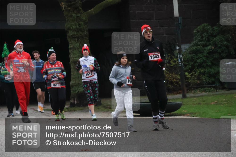 08.12.2024 - St. Pauli X-Mass-Run No. 14 Strokosch-Dieckow http://msf.ph/oto/7507517 08.12.2024 09:45:28 Laufen 340, 1610, 2516, 1643, 16 meine-sportfotos.de