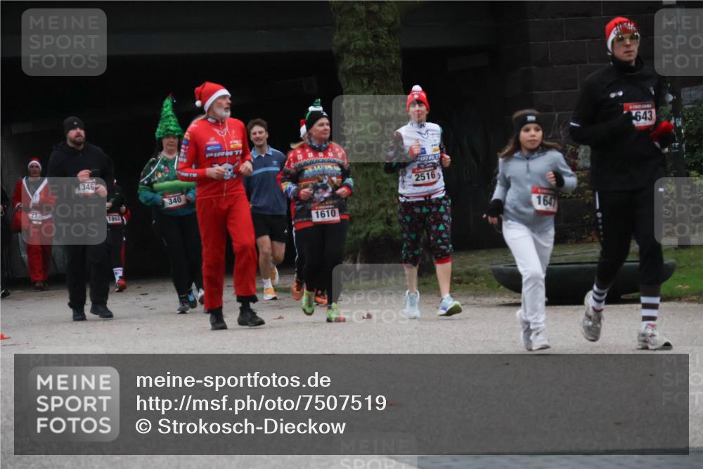 08.12.2024 - St. Pauli X-Mass-Run No. 14 Strokosch-Dieckow http://msf.ph/oto/7507519 08.12.2024 09:45:29 Laufen 346, 1862, 340, 1610, 2516, 1647, 643 meine-sportfotos.de