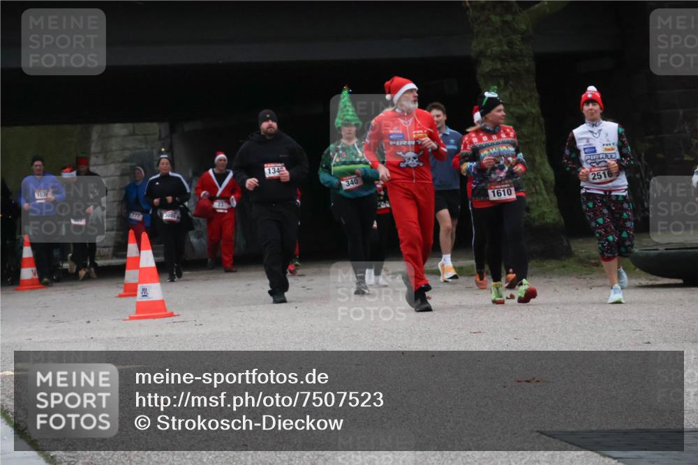08.12.2024 - St. Pauli X-Mass-Run No. 14 Strokosch-Dieckow http://msf.ph/oto/7507523 08.12.2024 09:45:29 Laufen 102, 3080, 23, 134, 340, 1610, 2516 meine-sportfotos.de