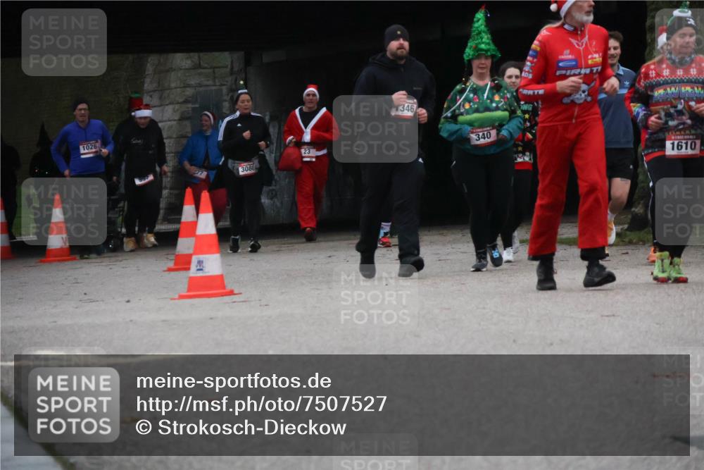 08.12.2024 - St. Pauli X-Mass-Run No. 14 Strokosch-Dieckow http://msf.ph/oto/7507527 08.12.2024 09:45:30 Laufen 1026, 997, 3080, 23, 346, 340, 1610 meine-sportfotos.de