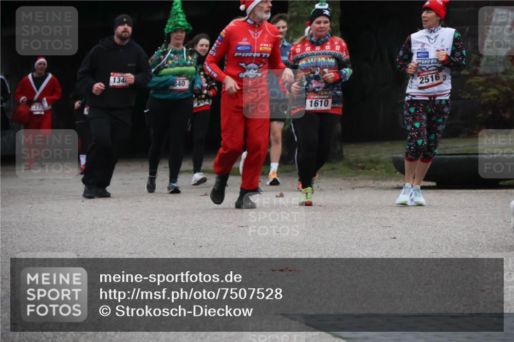 08.12.2024 - St. Pauli X-Mass-Run No. 14 Strokosch-Dieckow http://msf.ph/oto/7507528 08.12.2024 09:45:30 Laufen 23, 1346, 840, 1610, 2516 meine-sportfotos.de