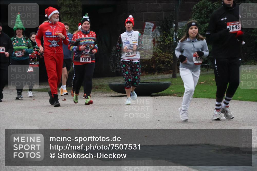 08.12.2024 - St. Pauli X-Mass-Run No. 14 Strokosch-Dieckow http://msf.ph/oto/7507531 08.12.2024 09:45:30 Laufen 346, 340, 342, 1610, 2516, 164, 1643 meine-sportfotos.de
