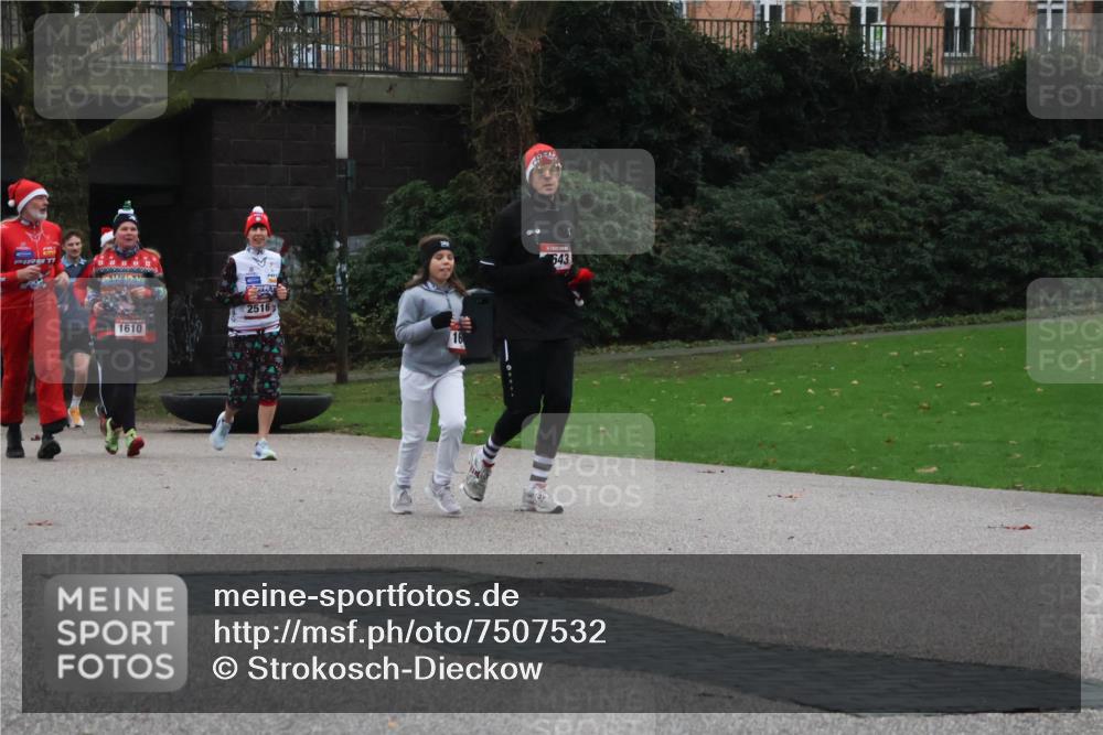 08.12.2024 - St. Pauli X-Mass-Run No. 14 Strokosch-Dieckow http://msf.ph/oto/7507532 08.12.2024 09:45:30 Laufen 1610, 2516, 643 meine-sportfotos.de