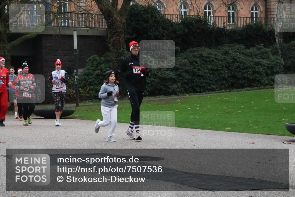 08.12.2024 - St. Pauli X-Mass-Run No. 14 Strokosch-Dieckow http://msf.ph/oto/7507536 08.12.2024 09:45:31 Laufen 1610, 2516, 16, 164 meine-sportfotos.de