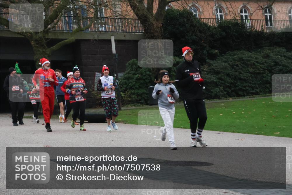 08.12.2024 - St. Pauli X-Mass-Run No. 14 Strokosch-Dieckow http://msf.ph/oto/7507538 08.12.2024 09:45:31 Laufen 346, 3342, 1610, 25169, 164, 643 meine-sportfotos.de