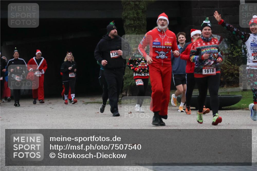 08.12.2024 - St. Pauli X-Mass-Run No. 14 Strokosch-Dieckow http://msf.ph/oto/7507540 08.12.2024 09:45:31 Laufen 3080, 23, 1862, 1346, 3342, 1610 meine-sportfotos.de