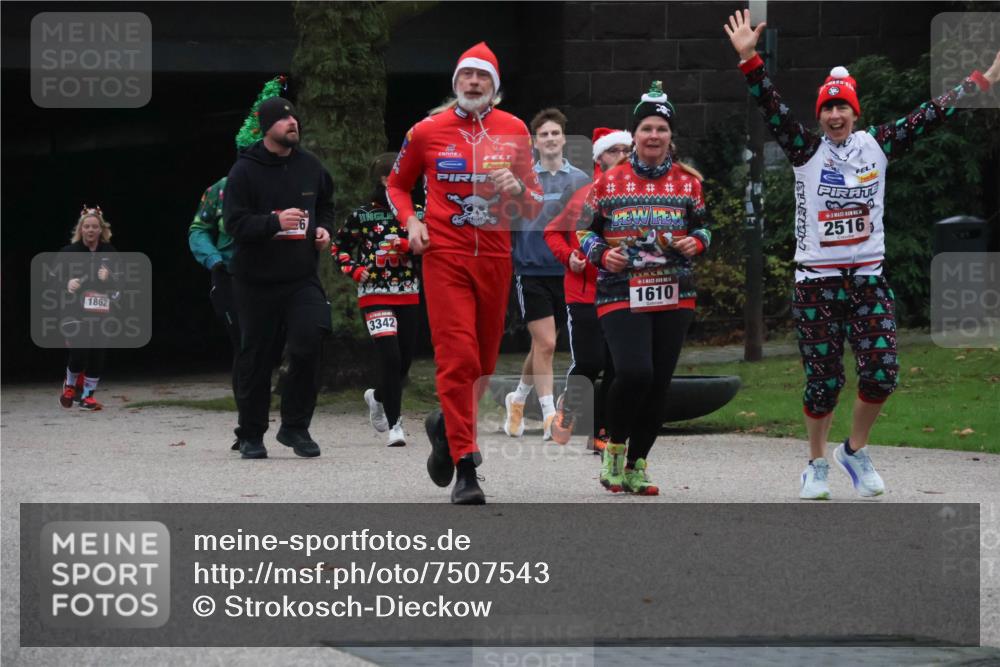 08.12.2024 - St. Pauli X-Mass-Run No. 14 Strokosch-Dieckow http://msf.ph/oto/7507543 08.12.2024 09:45:32 Laufen 1862, 3342, 1610, 2516 meine-sportfotos.de