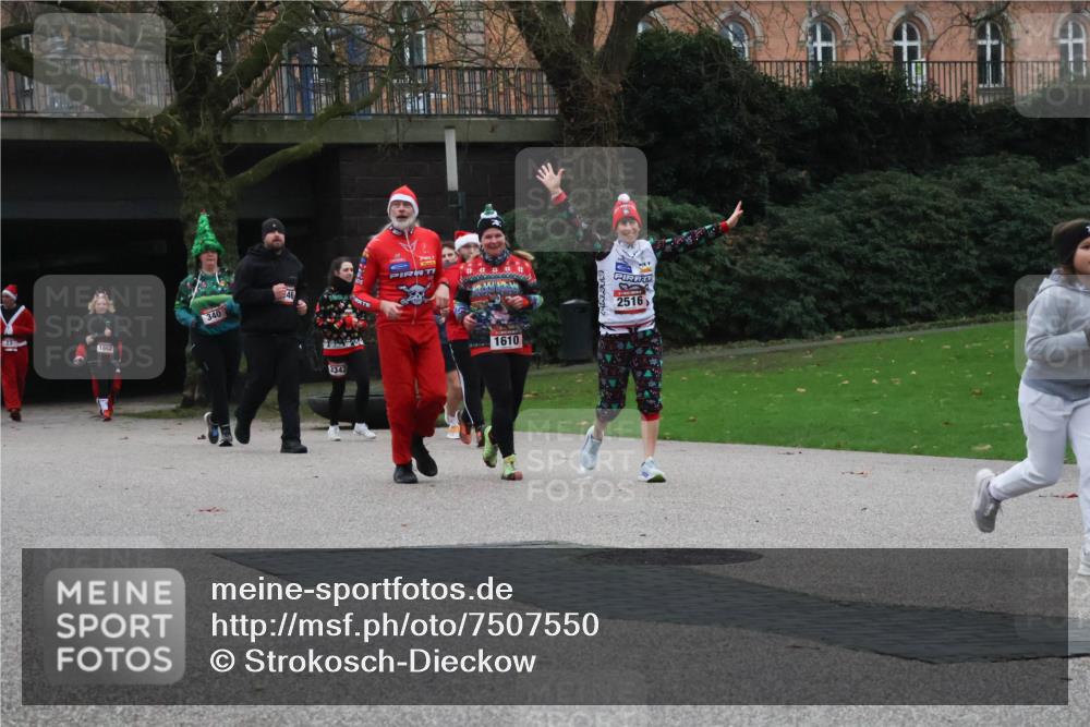 08.12.2024 - St. Pauli X-Mass-Run No. 14 Strokosch-Dieckow http://msf.ph/oto/7507550 08.12.2024 09:45:33 Laufen 23, 1862, 340, 3342, 1610, 2516 meine-sportfotos.de