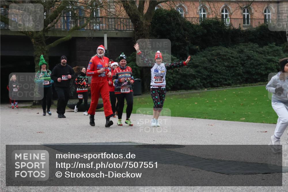 08.12.2024 - St. Pauli X-Mass-Run No. 14 Strokosch-Dieckow http://msf.ph/oto/7507551 08.12.2024 09:45:33 Laufen 1862, 340, 1346, 2516, 1610, 3342 meine-sportfotos.de