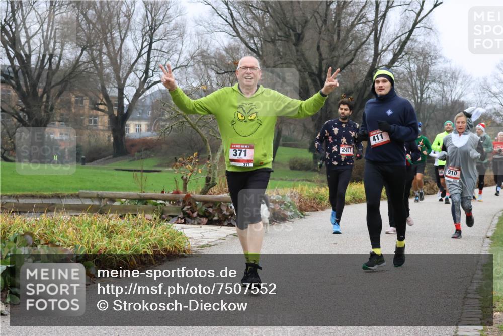 08.12.2024 - St. Pauli X-Mass-Run No. 14 Strokosch-Dieckow http://msf.ph/oto/7507552 08.12.2024 10:52:00 Laufen 14, 371, 371, 2417, 411, 08, 910 meine-sportfotos.de