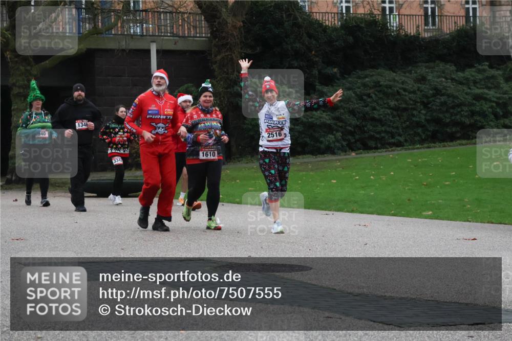 08.12.2024 - St. Pauli X-Mass-Run No. 14 Strokosch-Dieckow http://msf.ph/oto/7507555 08.12.2024 09:45:33 Laufen 40, 1346, 3342, 1610, 2516 meine-sportfotos.de