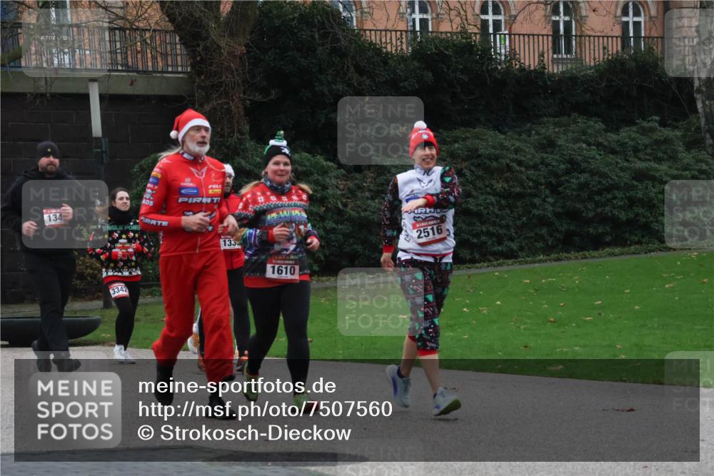 08.12.2024 - St. Pauli X-Mass-Run No. 14 Strokosch-Dieckow http://msf.ph/oto/7507560 08.12.2024 09:45:34 Laufen 134, 3342, 133, 1610, 2516 meine-sportfotos.de