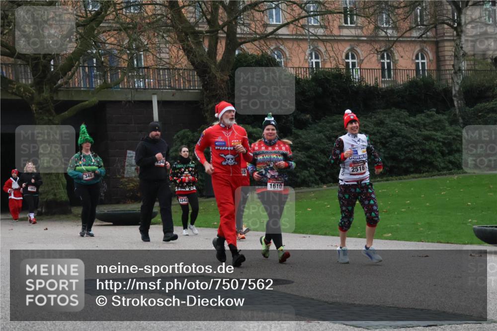 08.12.2024 - St. Pauli X-Mass-Run No. 14 Strokosch-Dieckow http://msf.ph/oto/7507562 08.12.2024 09:45:34 Laufen 1862, 346, 340, 3342, 1610, 2516 meine-sportfotos.de