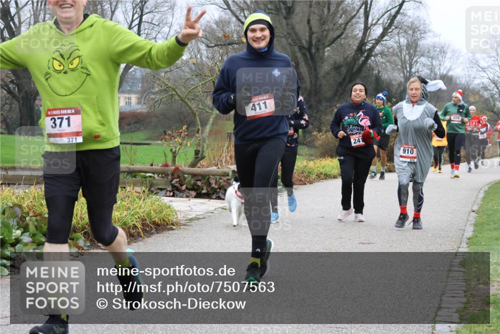 08.12.2024 - St. Pauli X-Mass-Run No. 14 Strokosch-Dieckow http://msf.ph/oto/7507563 08.12.2024 10:52:01 Laufen 14, 371, 371, 14, 411, 241, 910, 910, 359 meine-sportfotos.de