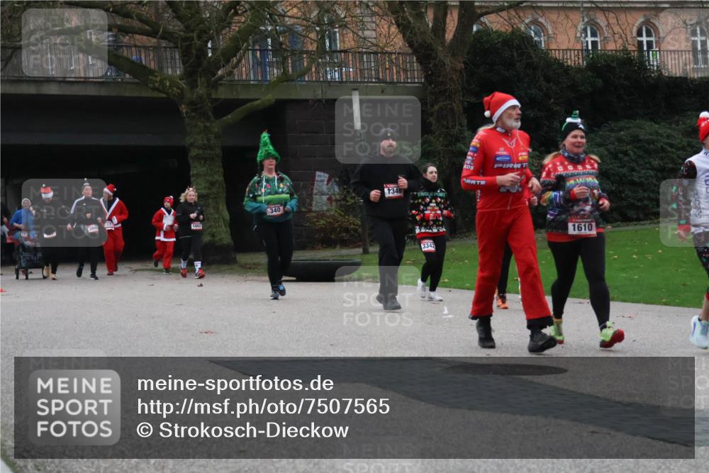 08.12.2024 - St. Pauli X-Mass-Run No. 14 Strokosch-Dieckow http://msf.ph/oto/7507565 08.12.2024 09:45:34 Laufen 1862, 340, 1348, 3342, 1610 meine-sportfotos.de