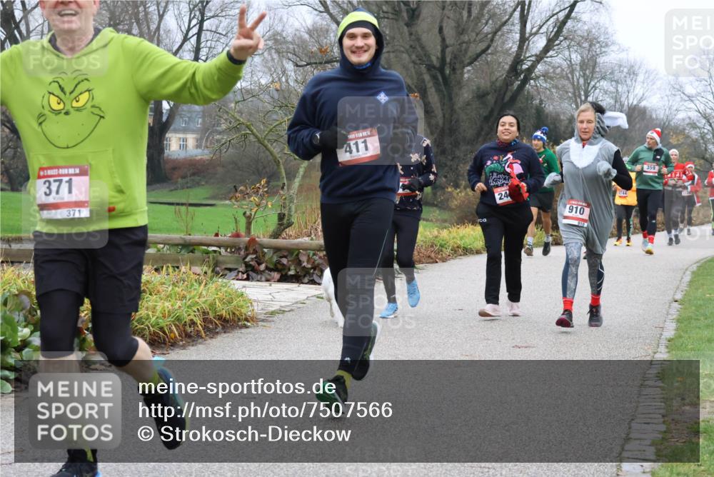 08.12.2024 - St. Pauli X-Mass-Run No. 14 Strokosch-Dieckow http://msf.ph/oto/7507566 08.12.2024 10:52:02 Laufen 371, 371, 14, 411, 24, 910, 910, 1744, 359 meine-sportfotos.de