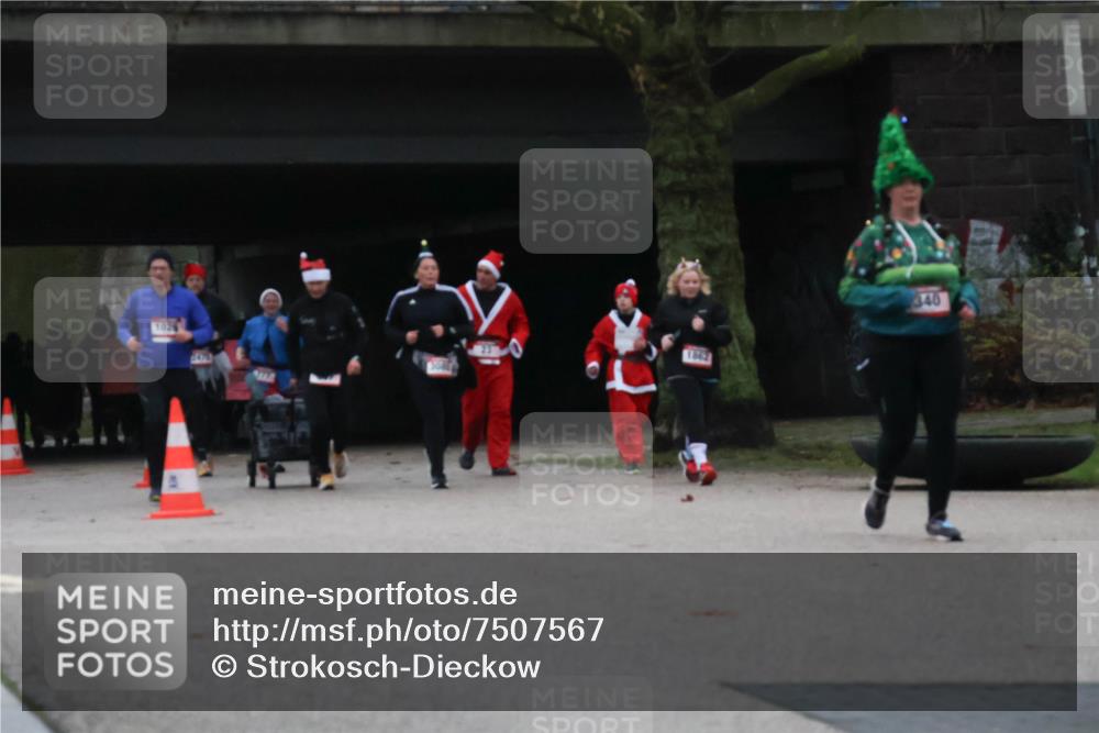 08.12.2024 - St. Pauli X-Mass-Run No. 14 Strokosch-Dieckow http://msf.ph/oto/7507567 08.12.2024 09:45:35 Laufen 102, 23, 2470, 1862, 340 meine-sportfotos.de