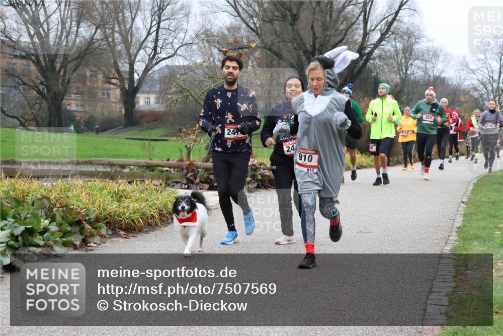 08.12.2024 - St. Pauli X-Mass-Run No. 14 Strokosch-Dieckow http://msf.ph/oto/7507569 08.12.2024 10:52:03 Laufen 24, 24, 910, 910, 1744, 359, 188 meine-sportfotos.de