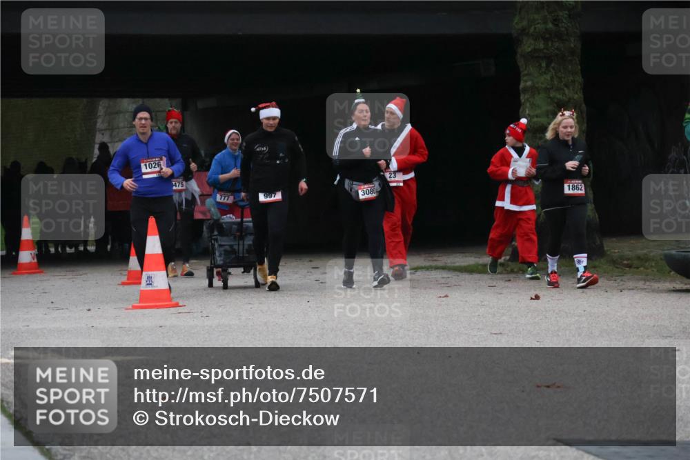 08.12.2024 - St. Pauli X-Mass-Run No. 14 Strokosch-Dieckow http://msf.ph/oto/7507571 08.12.2024 09:45:35 Laufen 1026, 475, 777, 16, 997, 3080, 23, 1862 meine-sportfotos.de