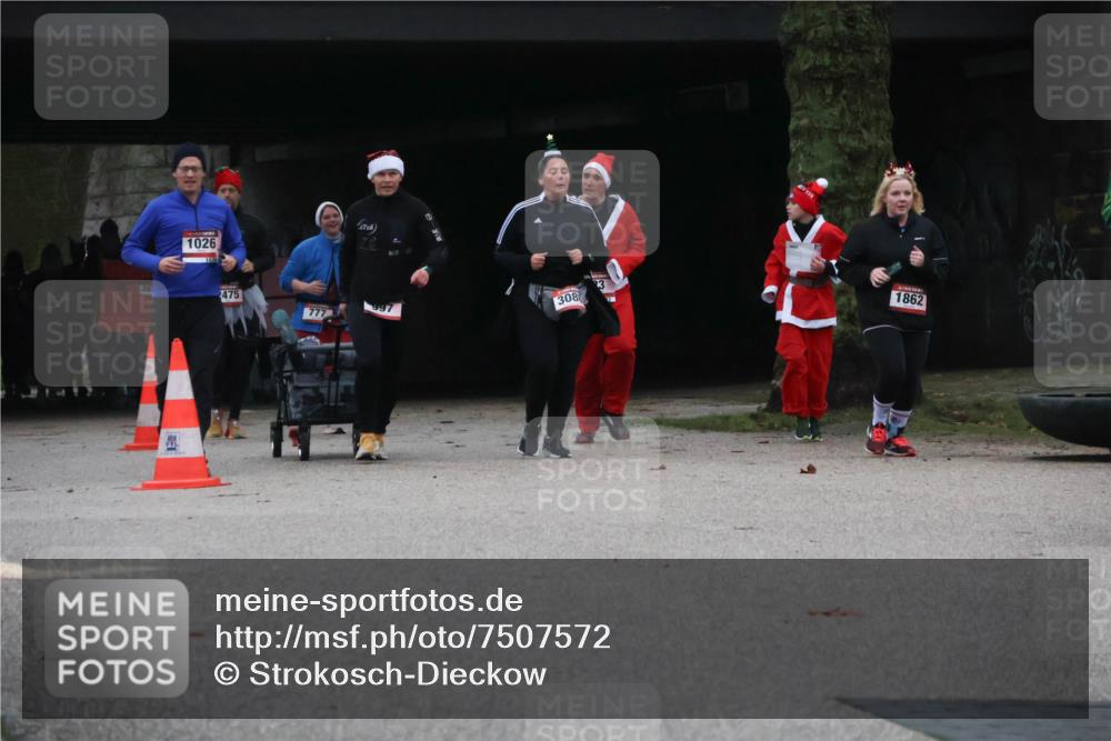 08.12.2024 - St. Pauli X-Mass-Run No. 14 Strokosch-Dieckow http://msf.ph/oto/7507572 08.12.2024 09:45:35 Laufen 1026, 475, 777, 16, 308, 23, 0, 1862 meine-sportfotos.de