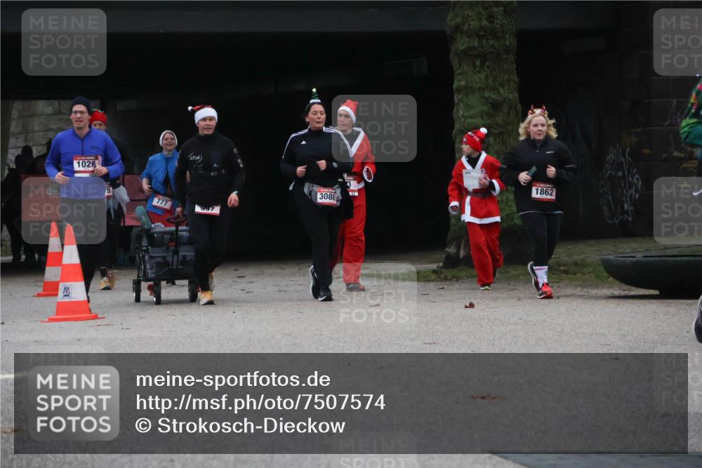 08.12.2024 - St. Pauli X-Mass-Run No. 14 Strokosch-Dieckow http://msf.ph/oto/7507574 08.12.2024 09:45:35 Laufen 1026, 777, 16, 3080, 1862 meine-sportfotos.de