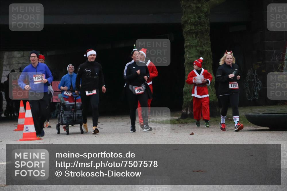 08.12.2024 - St. Pauli X-Mass-Run No. 14 Strokosch-Dieckow http://msf.ph/oto/7507578 08.12.2024 09:45:36 Laufen 1026, 16, 777, 997, 3080, 1862 meine-sportfotos.de