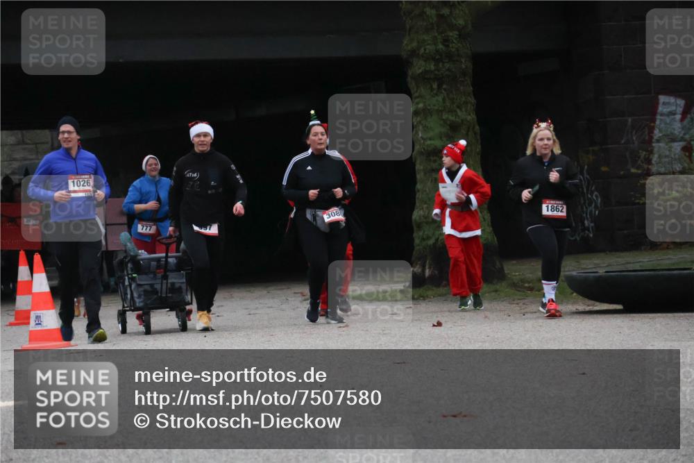 08.12.2024 - St. Pauli X-Mass-Run No. 14 Strokosch-Dieckow http://msf.ph/oto/7507580 08.12.2024 09:45:36 Laufen 2679, 1026, 777, 16, 308, 1862 meine-sportfotos.de