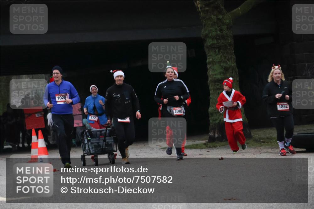 08.12.2024 - St. Pauli X-Mass-Run No. 14 Strokosch-Dieckow http://msf.ph/oto/7507582 08.12.2024 09:45:36 Laufen 1026, 777, 16, 1862, 3080 meine-sportfotos.de