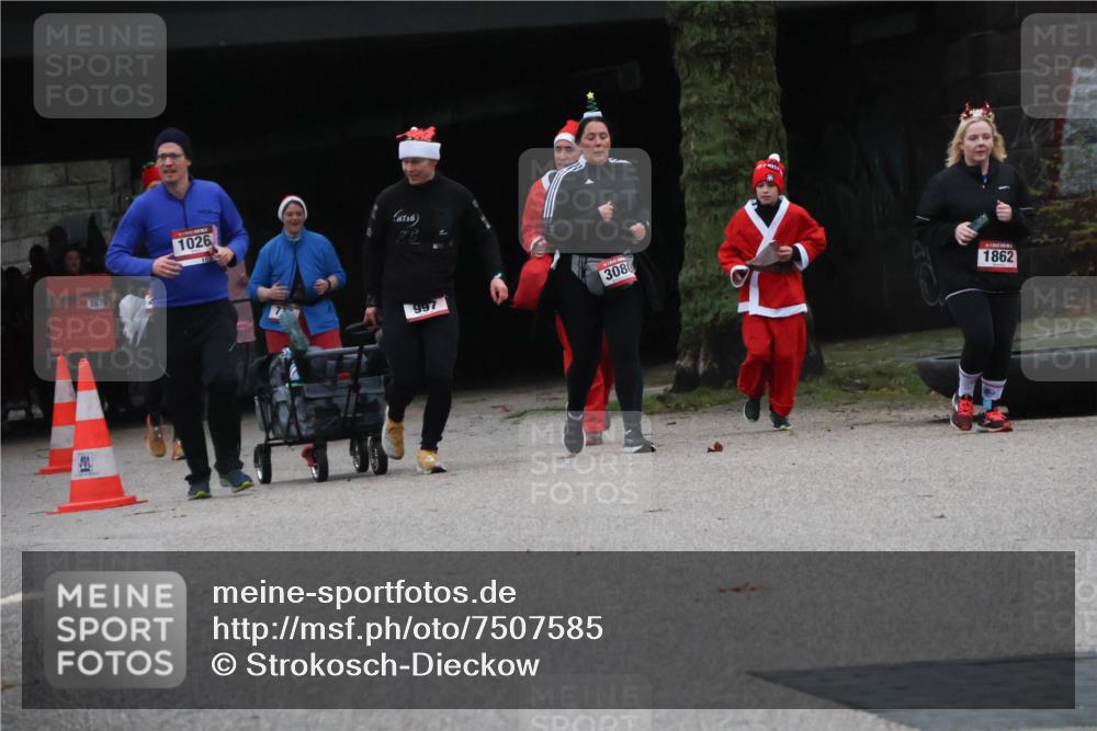 08.12.2024 - St. Pauli X-Mass-Run No. 14 Strokosch-Dieckow http://msf.ph/oto/7507585 08.12.2024 09:45:36 Laufen 2679, 16, 1026, 997, 308, 1862 meine-sportfotos.de