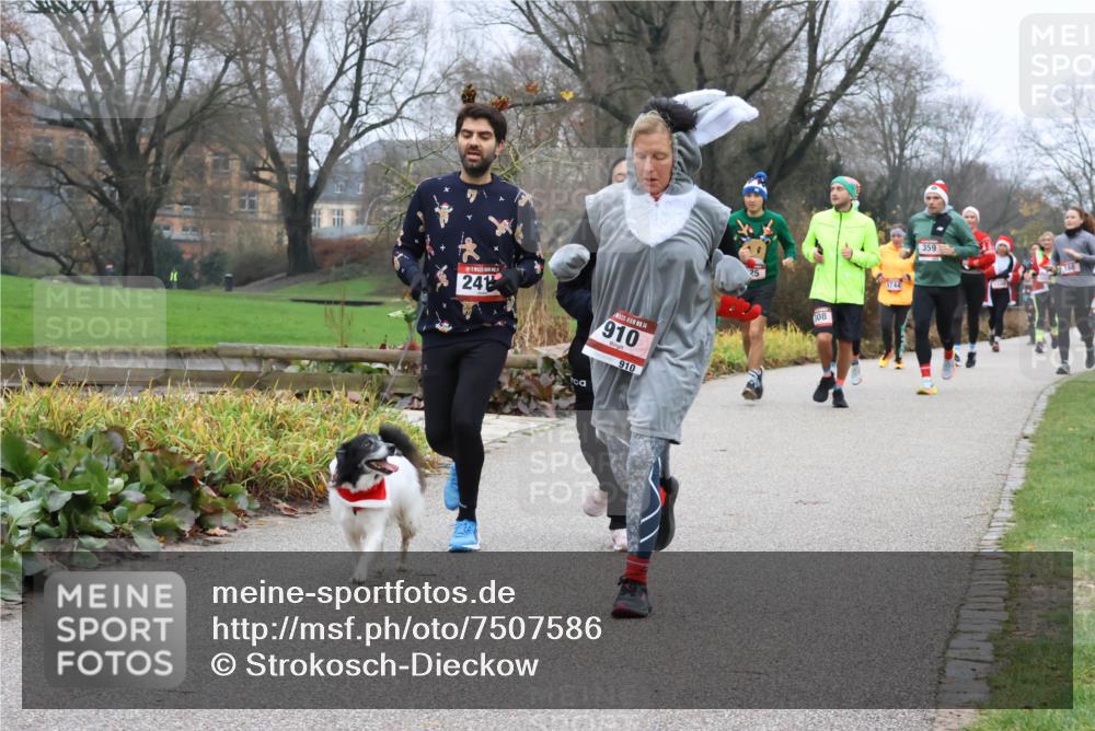 08.12.2024 - St. Pauli X-Mass-Run No. 14 Strokosch-Dieckow http://msf.ph/oto/7507586 08.12.2024 10:52:03 Laufen 241, 14, 910, 910, 25, 608, 1744, 359 meine-sportfotos.de