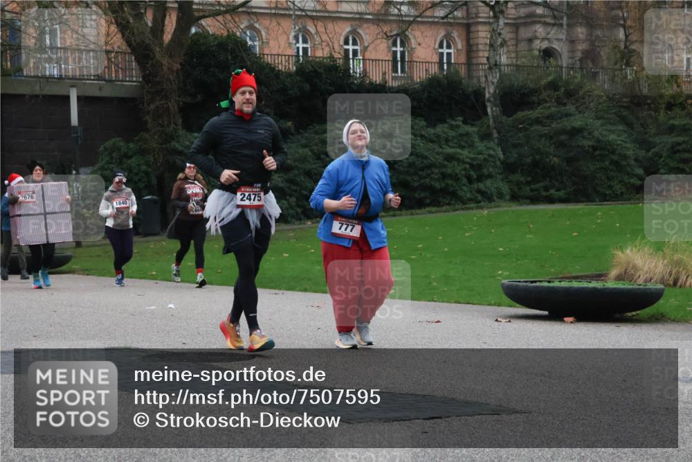 08.12.2024 - St. Pauli X-Mass-Run No. 14 Strokosch-Dieckow http://msf.ph/oto/7507595 08.12.2024 09:45:50 Laufen 2676, 1840, 66, 2475, 777 meine-sportfotos.de